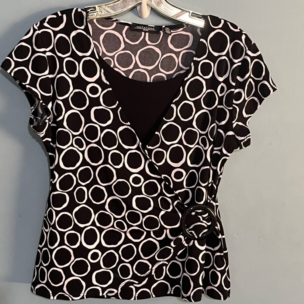 SELLING NOTATION TOP For WOMEN SIZE PM COLOR BLACK AND WHITE GOOD USED CONDITION